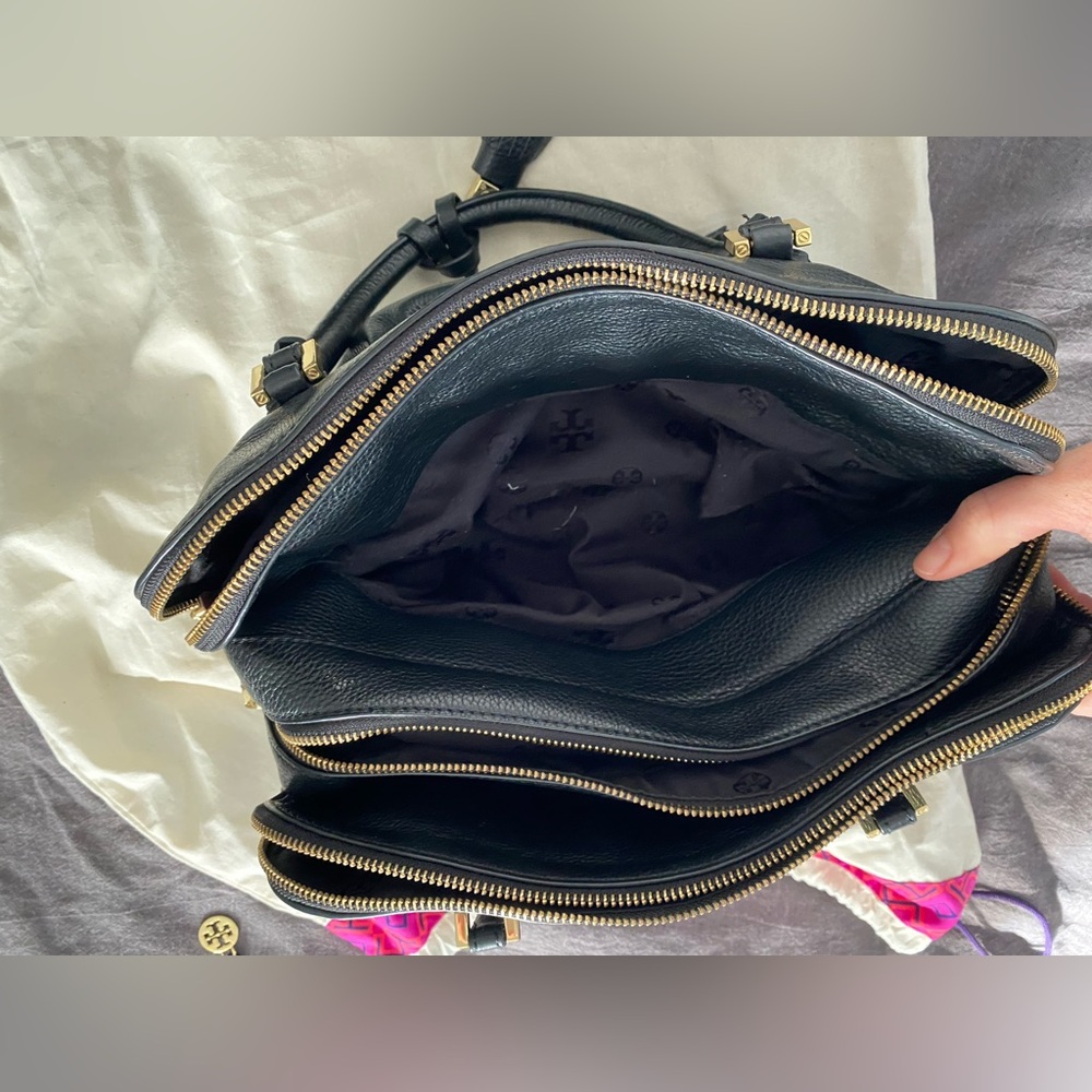 Tory Burch- Black Leather Handbag with gold hardware and tassels embossed logo - Picture 13 of 17